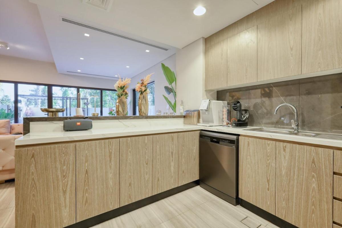 Stunning 4 Bed Villa, Private Pool, Damac Hills Дубай Екстериор снимка
