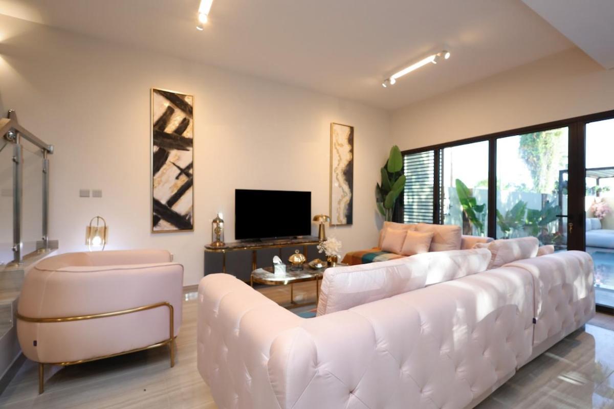 Stunning 4 Bed Villa, Private Pool, Damac Hills Дубай Екстериор снимка