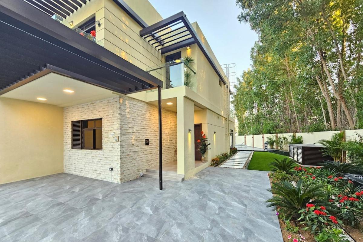 Stunning 4 Bed Villa, Private Pool, Damac Hills Дубай Екстериор снимка
